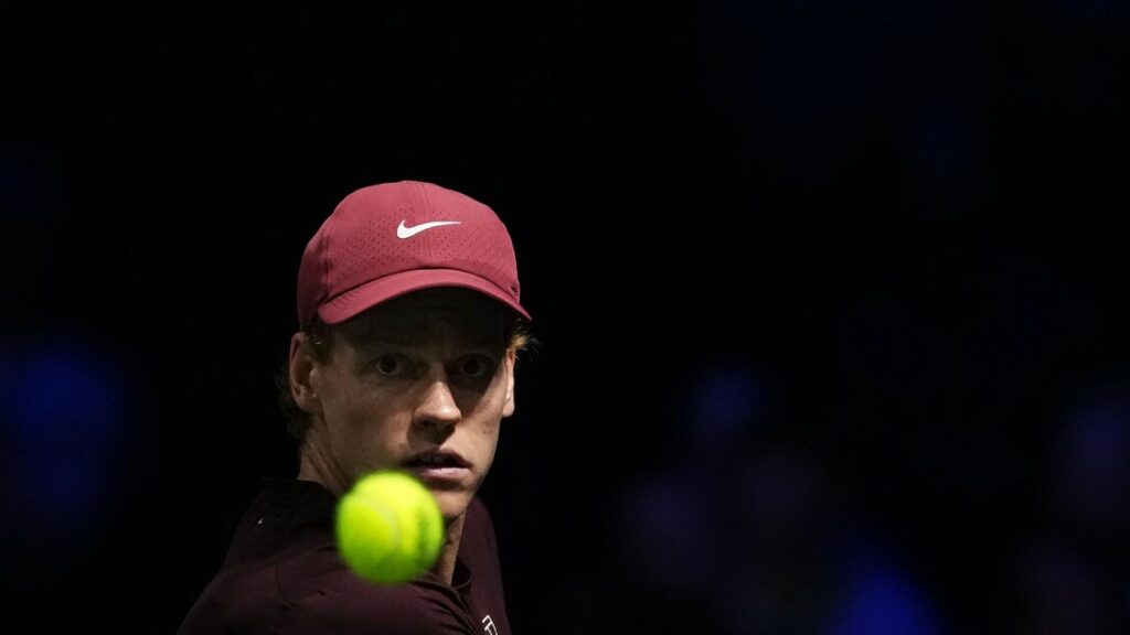 Sinner ai quarti ai Parigi, Cerundolo battuto 7-5 6-1. Eliminato Sonego - Tennis