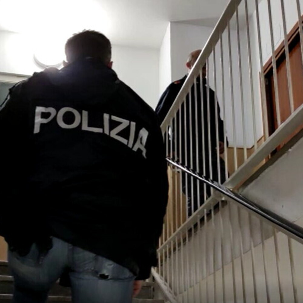 Tenta di uccidere i genitori nel sonno. Arrestato 14enne a Ravenna Tenta di uccidere i genitori nel sonno. Arrestato 14enne a Ravenna