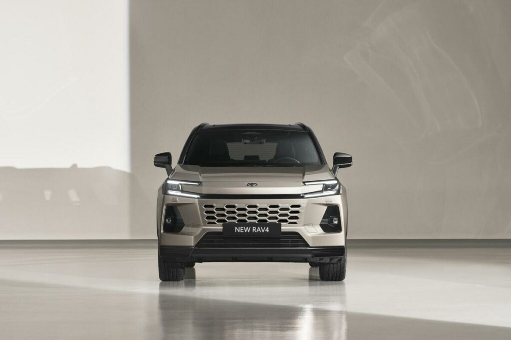 Toyota RAV4 2026, svelati i prezzi ufficiali per l'Italia: 100 km in elettrico, 304 CV e 4 allestimenti. Ecco quanto costa - News
