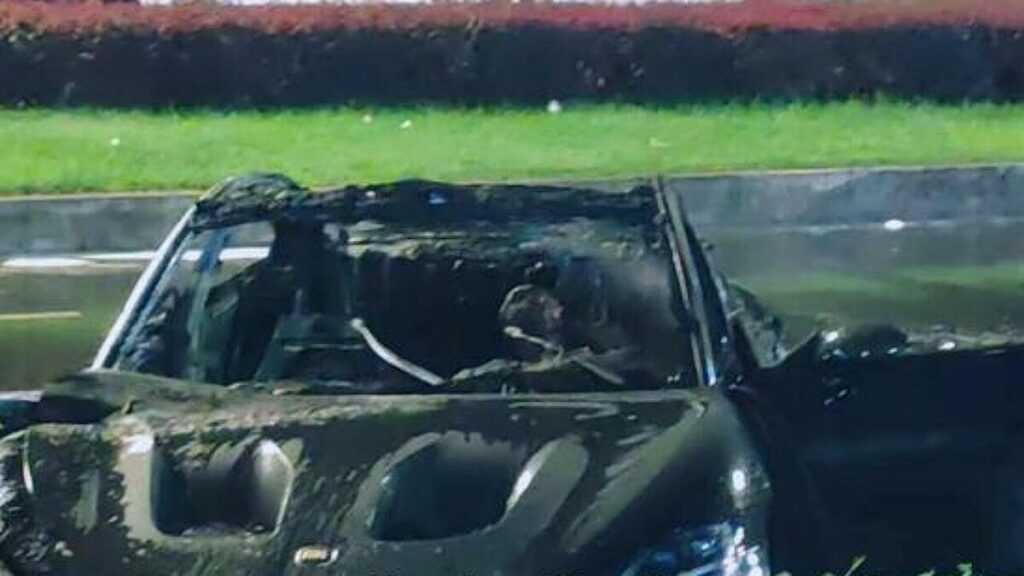 Tragedia a Chengdu: Xiaomi SU7 Ultra in fiamme, passanti impotenti davanti alle portiere bloccate (VIDEO) – News Tragedia a Chengdu: Xiaomi SU7 Ultra in fiamme, passanti impotenti davanti alle portiere bloccate (VIDEO) - News