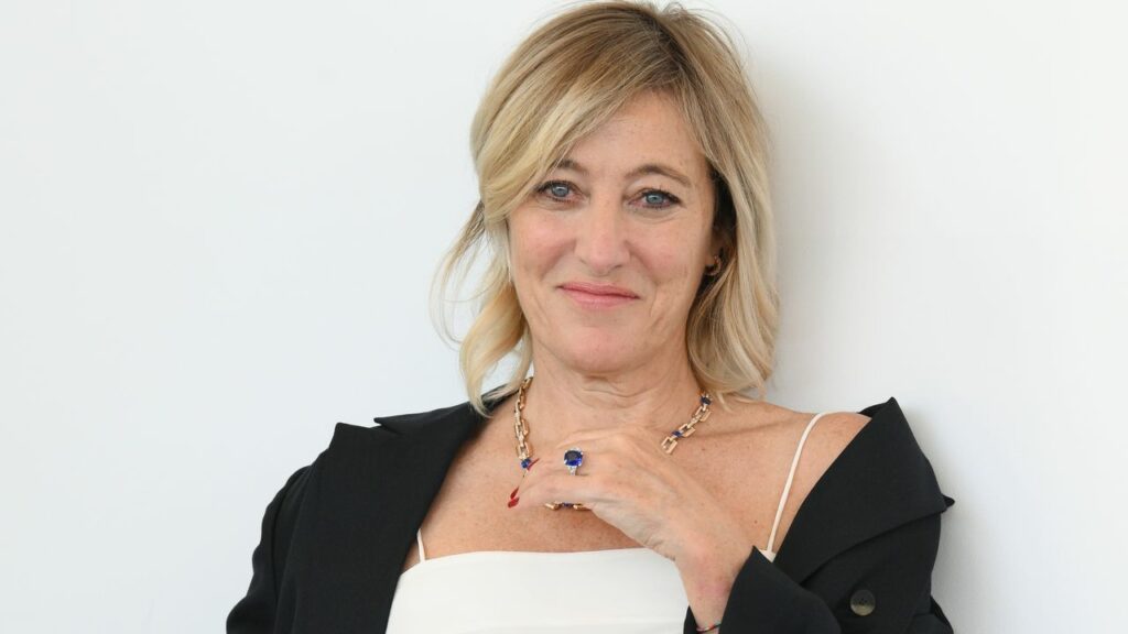 Valeria Bruni Tedeschi: «Ai miei tempi una donna senza figli era malvista, oggi c’è più libertà. I miei figli rendono la mia vita più allegra, ma la maternità non deve essere un obbligo» Vanity Fair Italia