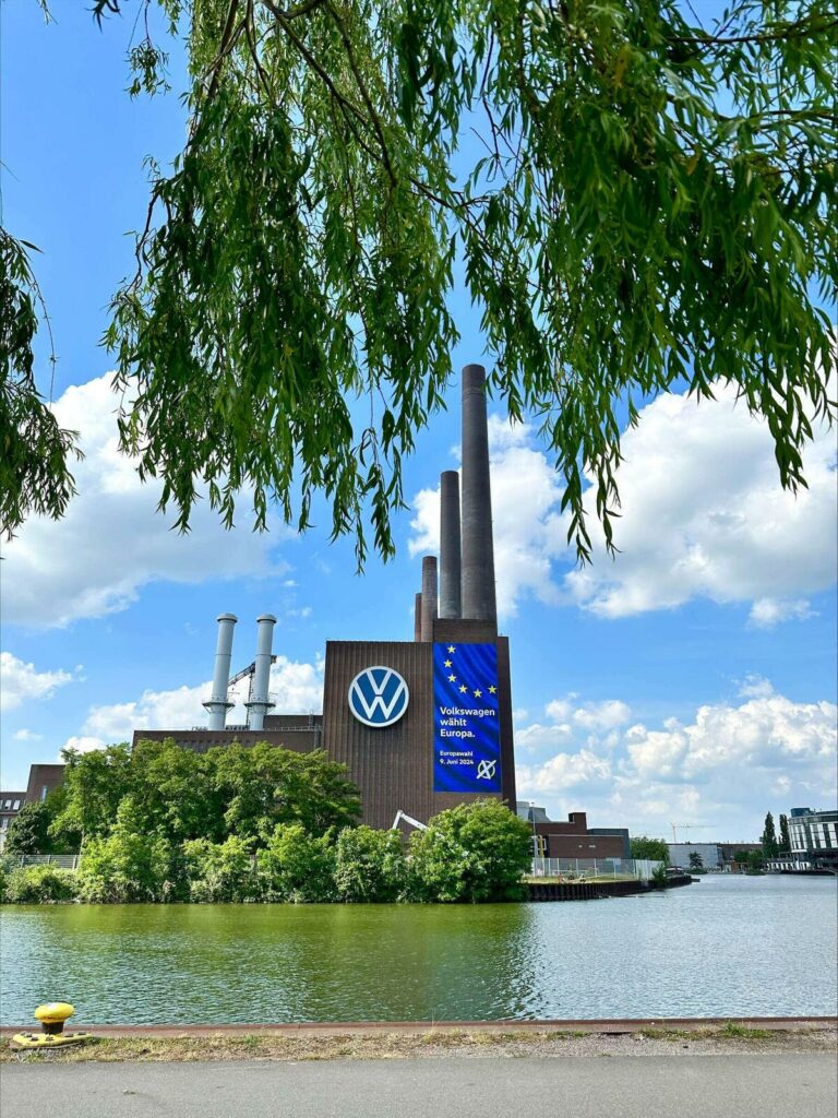 Volkswagen chiede aiuti per l'elettrico mentre taglia 46.500 posti: "Dateci incentivi o affondiamo" - News