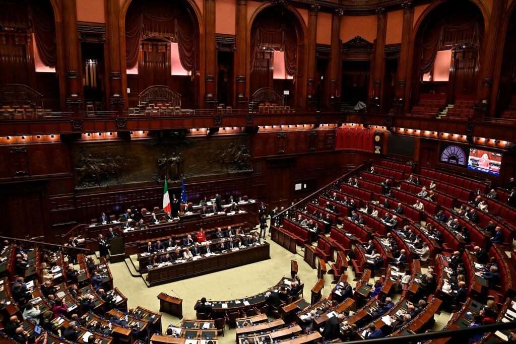 Barbieri alla Camera, sfuma l’ipotesi del parrucchiere “esterno” anche per le donne