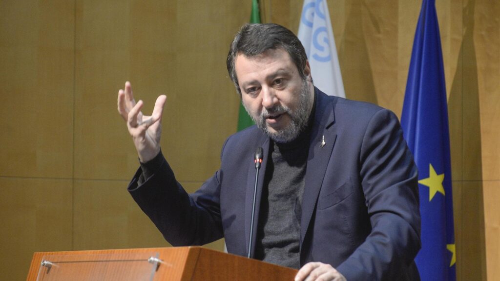 Famiglia nel bosco, Salvini attacca: “Vergognoso allontanare i figli”. Anm: “Non strumentalizzare”