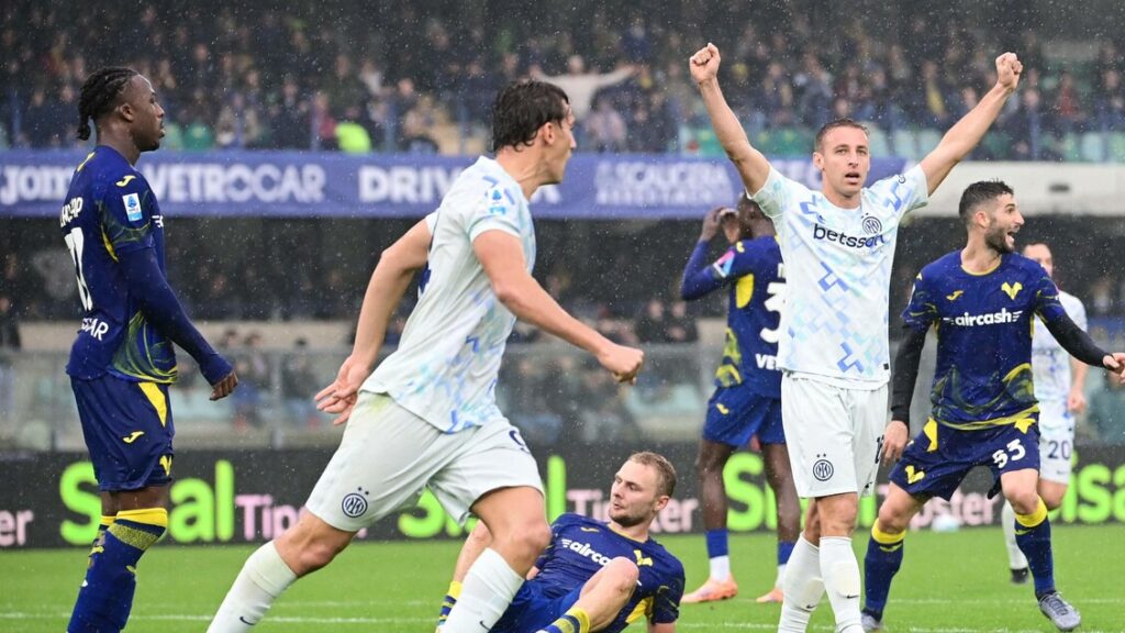 L'Inter soffre a Verona, un autogol al 93' le dà la vittoria - Calcio