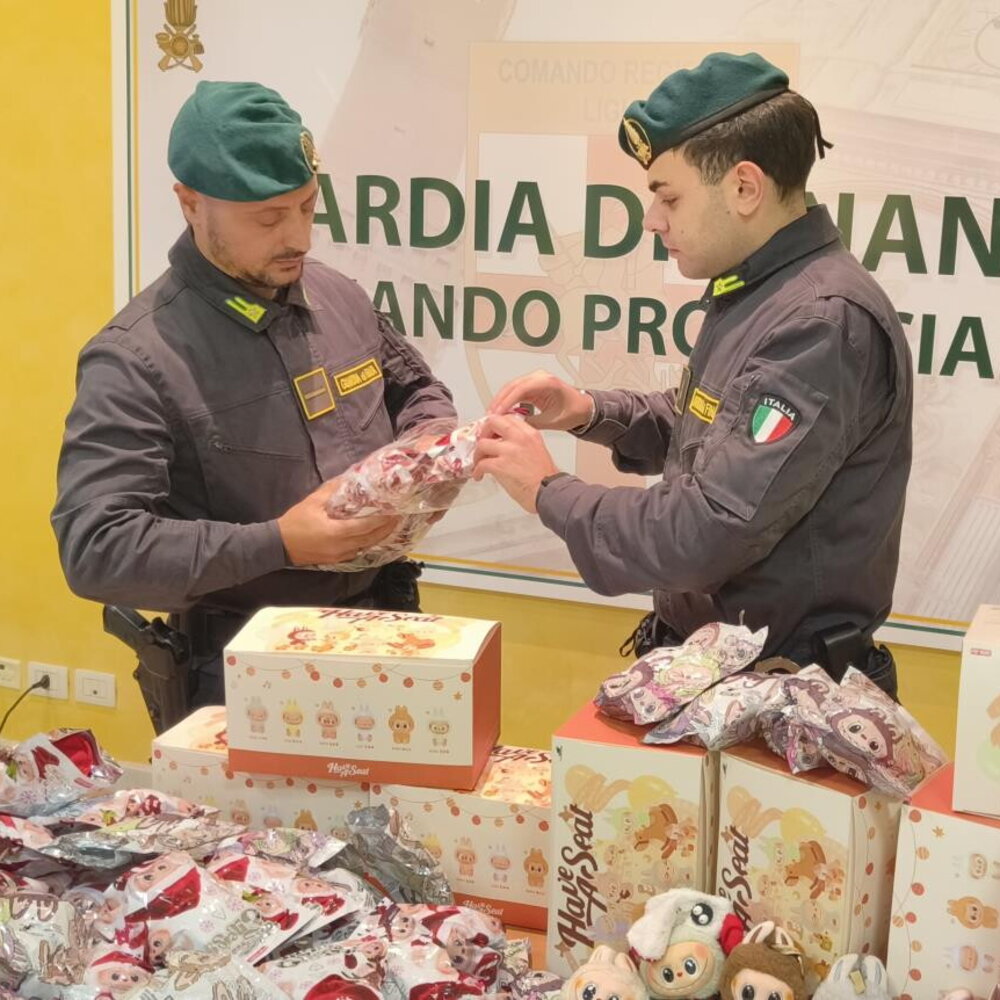 Labubu, cuffiette e cinture: maxi sequestro di merce contraffatta a Genova Labubu, cuffiette e cinture: maxi sequestro di merce contraffatta a Genova