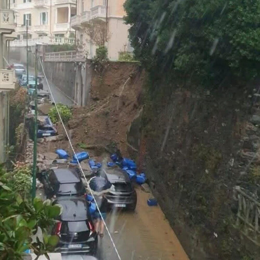Maltempo, a Genova, esonda rio Fegino e crolla un muraglione Maltempo, a Genova, esonda rio Fegino e crolla un muraglione