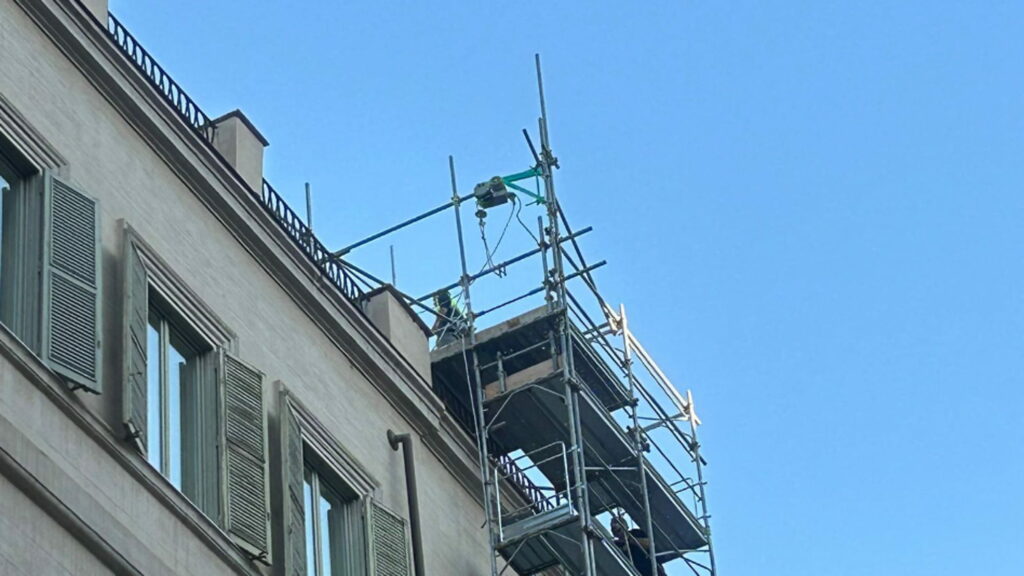 Meloni attacca Repubblica per gli operai senza casco: “Polemica sul nulla”