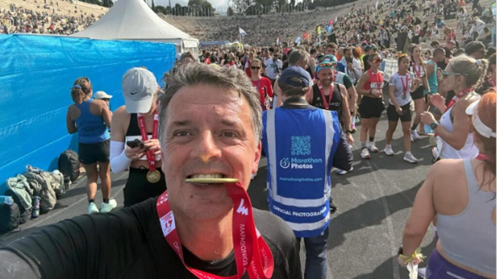 Renzi alla maratona di Atene posta foto con medaglia: “Finita in 4h10. L’Ue ha bisogno di cultura” Renzi alla maratona di Atene posta foto con medaglia: “Finita in 4h10. L'Ue ha bisogno di cultura”
