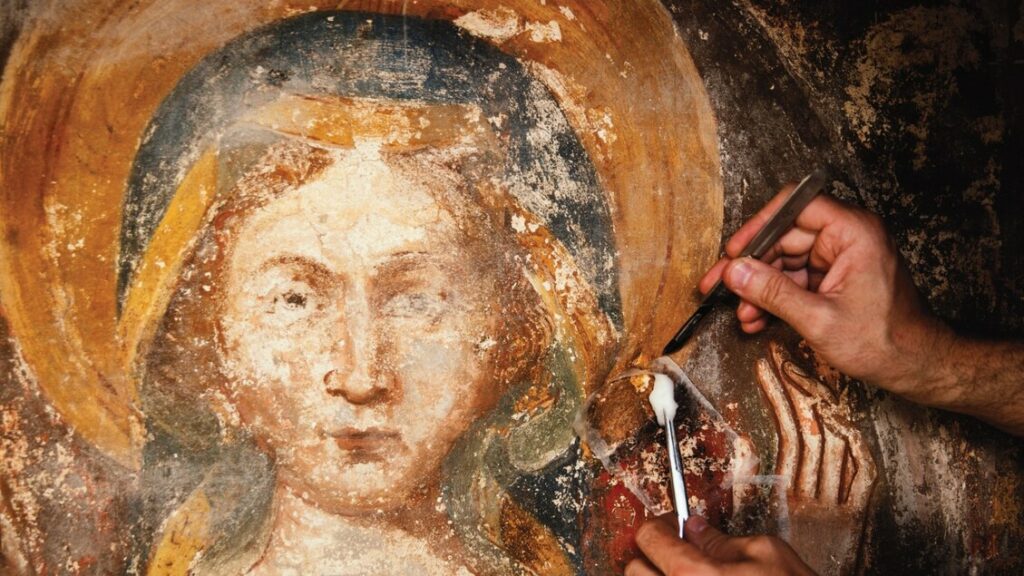Riemersi gli affreschi originali della Madonna del Segno a Bari - Arte