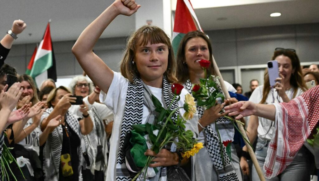 Sciopero generale, a Genova la piazza dei sindacati di base: Greta con i portuali per Gaza e manovra Sciopero generale, a Genova la piazza dei sindacati di base: Greta con i portuali per Gaza e manovra