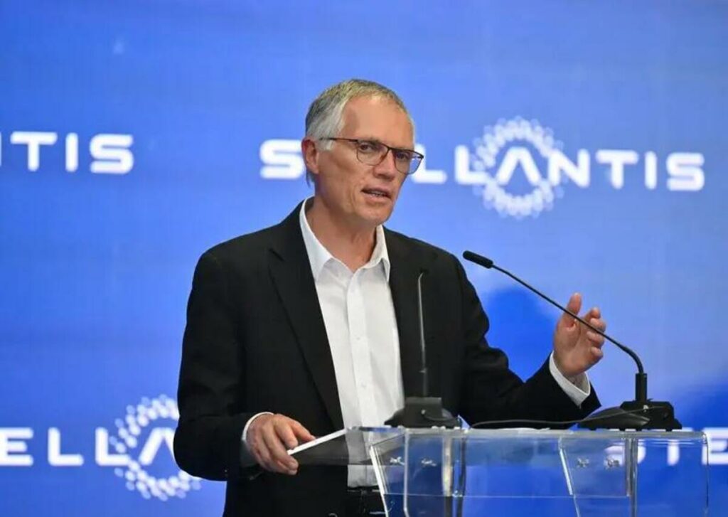 Stellantis, l'ex CEO Carlos Tavares attacca i lavoratori francesi: “Società decadente, bisogna lavorare di più per competere con l’Asia” - News
