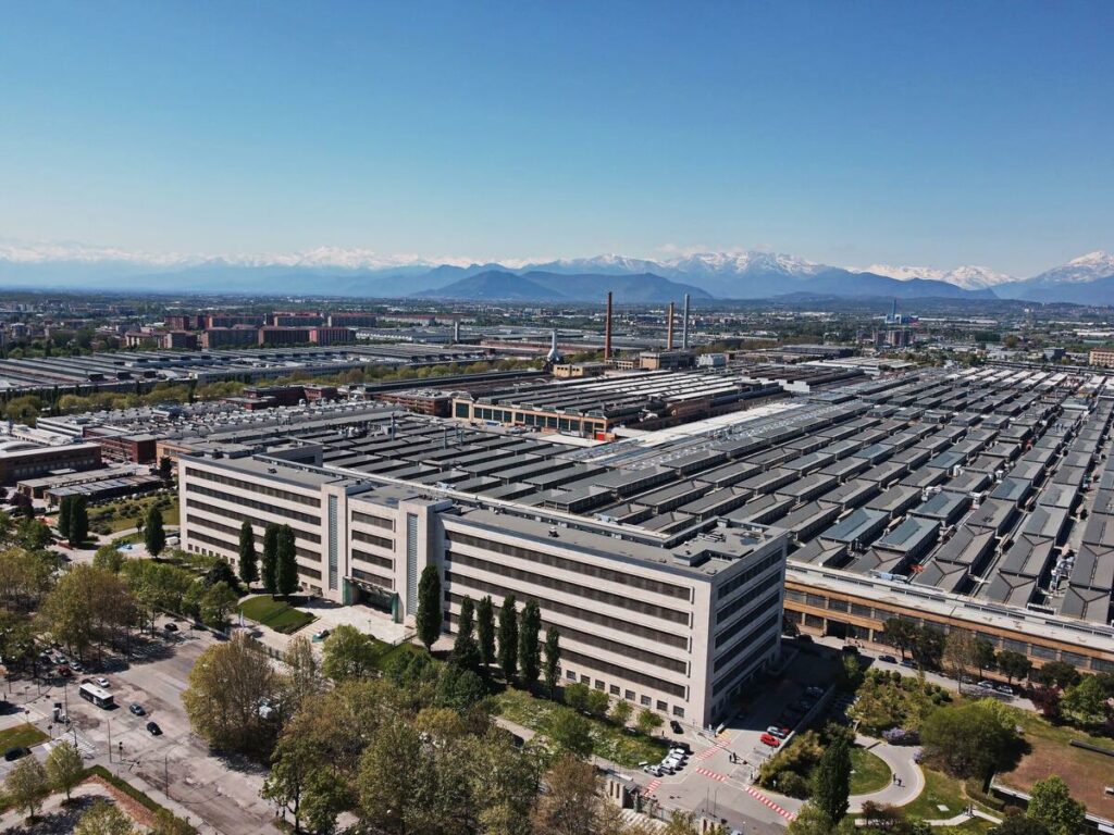 Stellantis rimuove il logo Fiat dallo stabilimento di Mirafiori: inizia una nuova era per lo storico sito torinese – News Stellantis rimuove il logo Fiat dallo stabilimento di Mirafiori: inizia una nuova era per lo storico sito torinese - News
