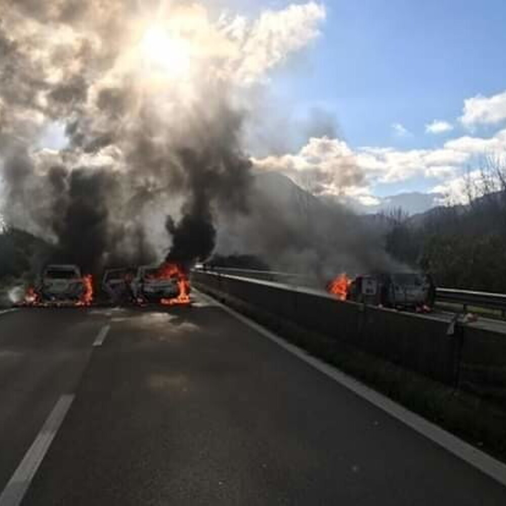 Assalto da 2 milioni a un portavalori, parte del bottino distrutto dal fuoco Assalto da 2 milioni a un portavalori, parte del bottino distrutto dal fuoco