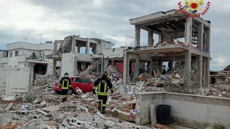 Massive explosion reduces residential building in Rome to rubble, two Massive explosion reduces residential building in Rome to rubble, two